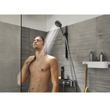 Mann unter der Dusche mit Duschkopf und Duschsystem