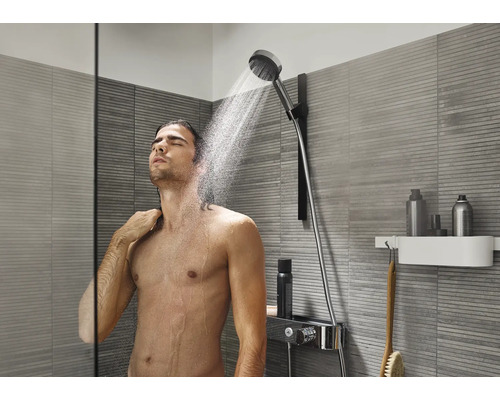 Homme sous la douche avec pommeau de douche et système de douche