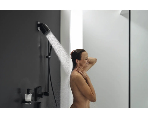 Femme sous un ensemble de douche moderne avec distributeur de savon