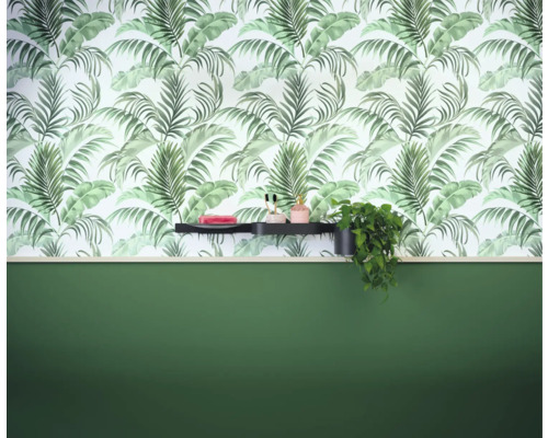 Décoration murale avec papier peint à motif de feuilles, étagère et plante d''intérieur