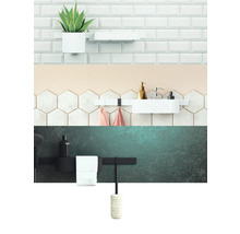 Badezimmer-Arrangement mit Regalen, Handtüchern und Accessoires vor unterschiedlichen Wandfliesen.