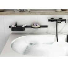Badezimmer mit Badewanne, Armatur und Ablage für Badutensilien