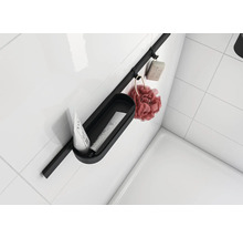 Badezimmer Ablagesystem mit Seife, Badeschwamm und Kosmetikprodukten an einer weißen Wand.