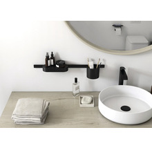 Badezimmer mit Waschbecken, Spiegel und Badaccessoires an der Wand