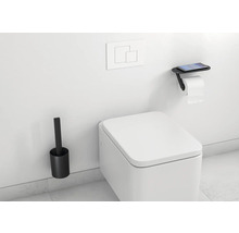 Modernes Badezimmer mit Toilette, Toilettenbürste und Toilettenpapierhalter mit Ablage