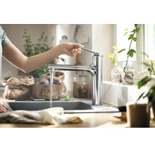 Robinet de cuisine avec robinet dans une cuisine lumineuse.