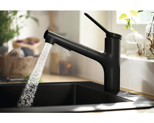 Robinet de cuisine noir avec douchette extractible et eau courante dans un évier