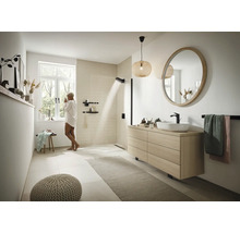 Helles Badezimmer mit Dusche, Waschtisch mit Spiegel, Handtuchhalter und Dekoration