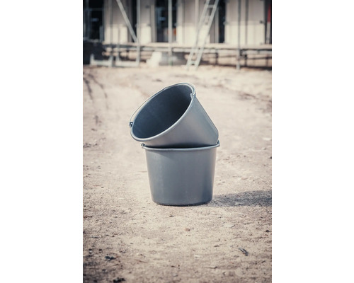 Deux seaux à mortier en plastique empilés