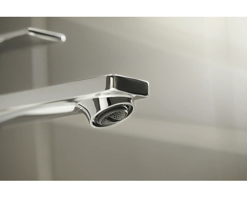 Gros plan d''un robinet de lavabo chromé