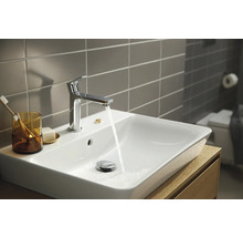 Lavabo de salle de bain moderne avec robinet et eau courante