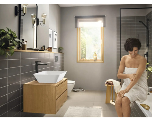 Salle de bains avec meuble-lavabo, miroir, éclairage et douche