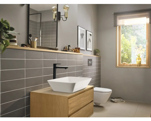 Salle de bains lumineuse avec meuble-lavabo, vasque à poser et WC suspendu