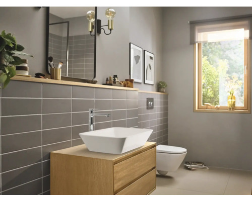 Salle de bain lumineuse avec lavabo, robinet, miroir, toilettes et fenêtre pour un design moderne