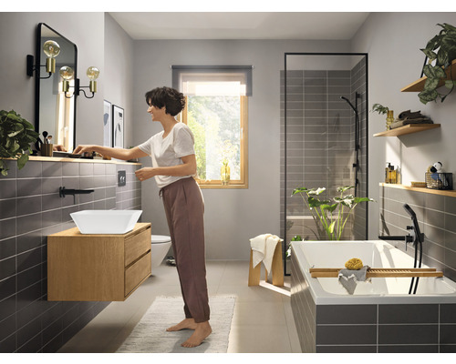 Helles Badezimmer mit Badewanne, Waschtisch und Spiegel
