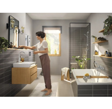 Salle de bain moderne avec baignoire, lavabo et miroir