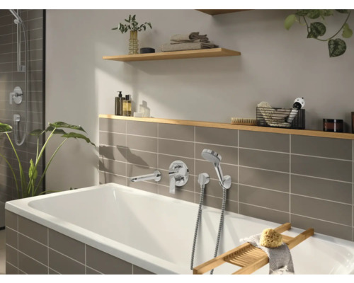 Salle de bains avec baignoire, robinetterie et étagères