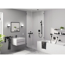 Modernes Badezimmer mit Badewanne, Dusche, Waschtisch und Spiegel