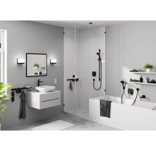 Modernes Badezimmer mit Waschtisch, Dusche und Badewanne in hellen Farben