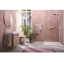 Helles Badezimmer mit Waschtisch, Spiegel, Dusche und Pflanzen