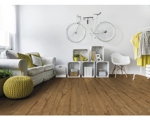 Wohnzimmer mit Laminatboden in Holzoptik, Sofa und dekorativen Elementen