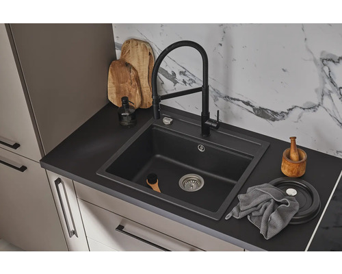 Küchenspüle mit Armatur auf einer Arbeitsplatte