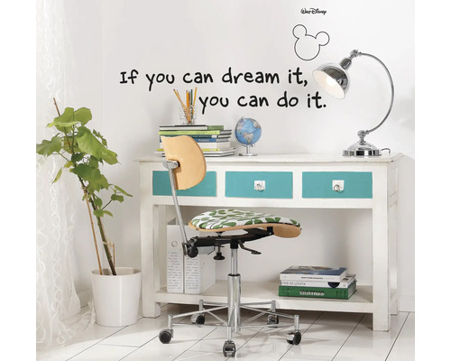 Espace de travail avec bureau, lampe de bureau et chaise de bureau