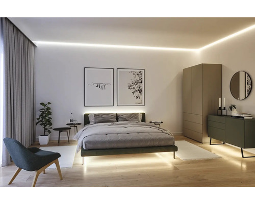 Helles Schlafzimmer mit Bett, Schrank und Kommode