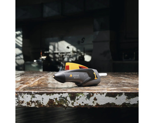 Décapeur thermique Steinel sur un établi