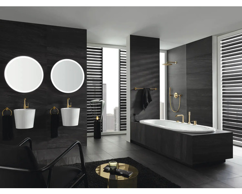 Salle de bains moderne avec baignoire, lavabos, miroirs et décor sombre