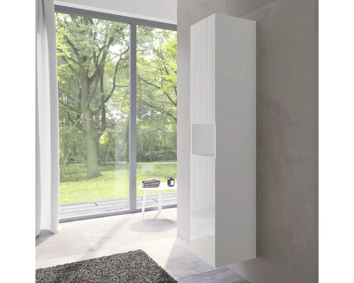 Modernes Badezimmer mit weißem Hochschrank zur Aufbewahrung