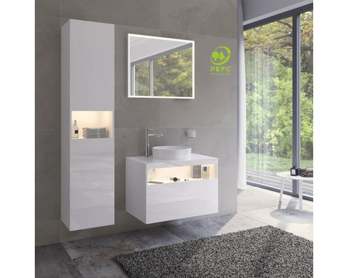 Modernes Badezimmer mit weißen Badmöbeln, Waschbecken, Spiegel und grauer Fußmatte