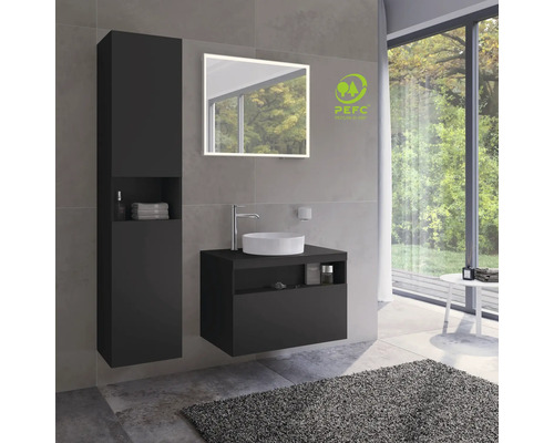 Modernes Badezimmerensemble mit Waschtisch, Spiegelschrank und Hochschrank. PEFC Siegel für nachhaltige Forstwirtschaft.