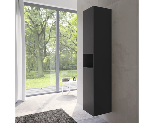 Badezimmer mit hohem, schmalem Badezimmerschrank, großem Fenster und Teppich