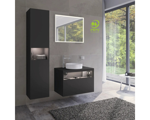 Modernes Badezimmer mit Waschtischunterschrank, Spiegelschrank und Hochschrank. PEFC Siegel für nachhaltige Forstwirtschaft.