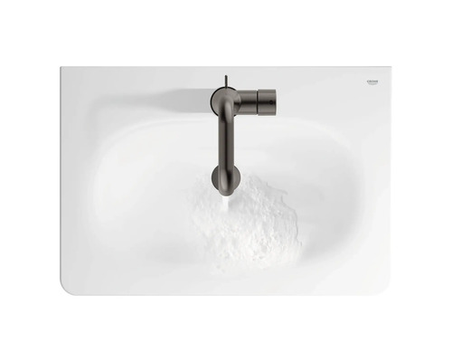 Vue de dessus d''un lavabo avec robinet et eau courante