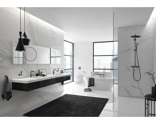 Salle de bains moderne avec double vasque, baignoire îlot et robinet de douche