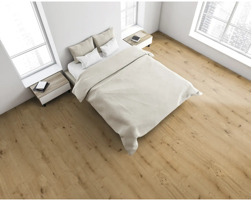 Helles Schlafzimmer mit Doppelbett, Nachttischen und Holzboden