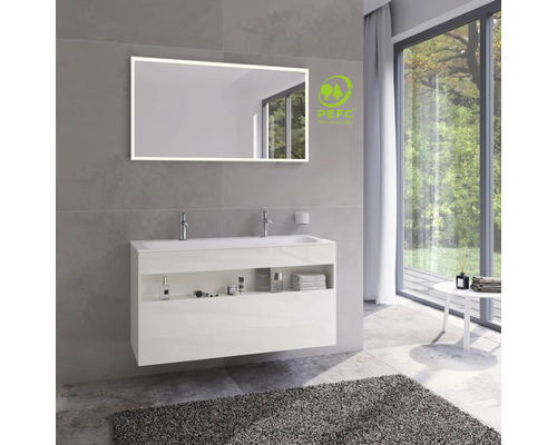 Salle de bain lumineuse avec miroir éclairé, meuble sous-lavabo, robinetterie, tapis gris et label PEFC