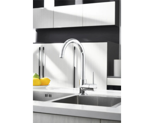 Küchenszene mit Spültischarmatur und Spülbecken