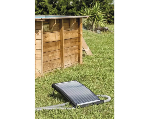 Panneau solaire pour chauffage de piscine dans le jardin
