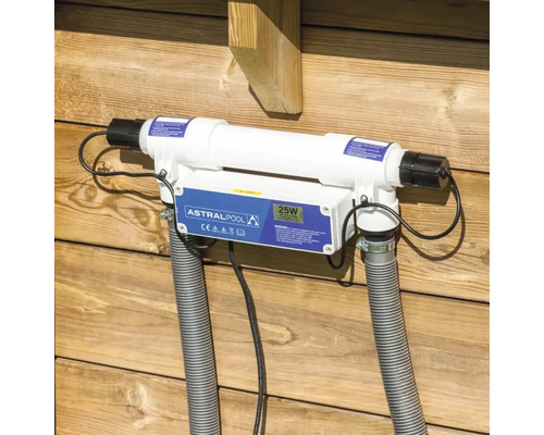 Appareil de désinfection UV Astralpool pour le traitement de l''eau de piscine avec des tuyaux sur un mur en bois