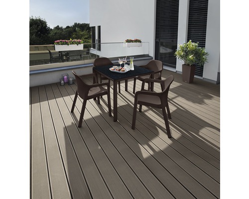 Gartenszene mit quadratischem Tisch und vier Stühlen auf einer Terrasse