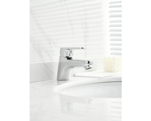 Robinet chromé unique sur un lavabo