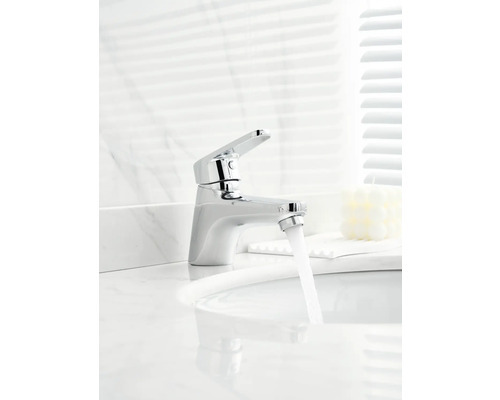 Robinet de salle de bains avec de l''eau qui coule