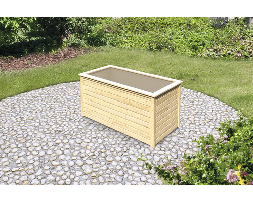 Jardinière en bois dans le jardin