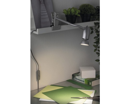 Bureau avec lampe à pince, papier et ciseaux pour travaux manuels