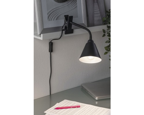 Scène de bureau avec une lampe à pince noire fixée à une étagère