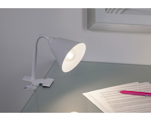 Lampe à pince sur une table avec une feuille de texte