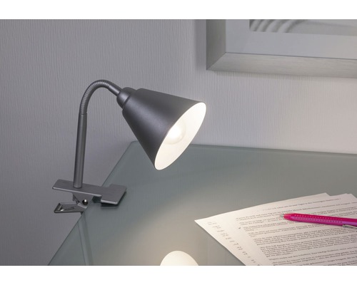 Lampe à pince avec col de cygne et abat-jour sur une table avec du papier